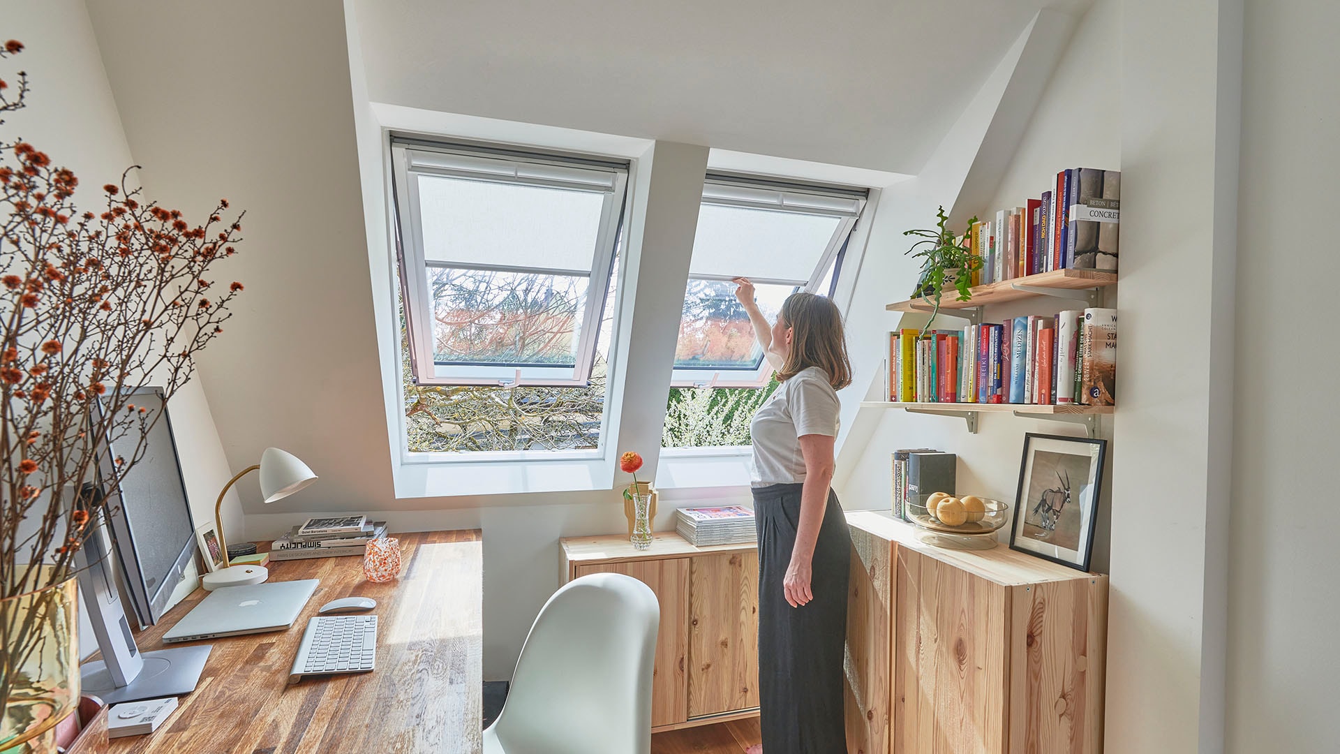 1920 nainen avaa kattoikkunaa kotitoimistossa velux