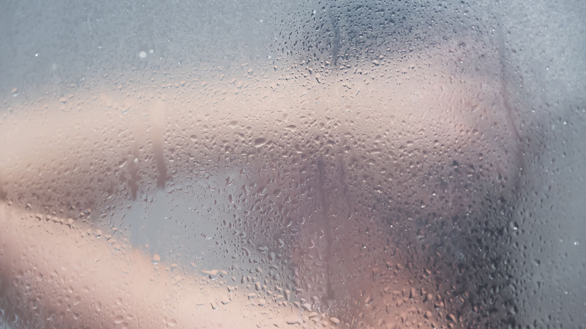 1920 naispuolinen henkilö suihkussa vesipisaroilla kyllästetty lasi