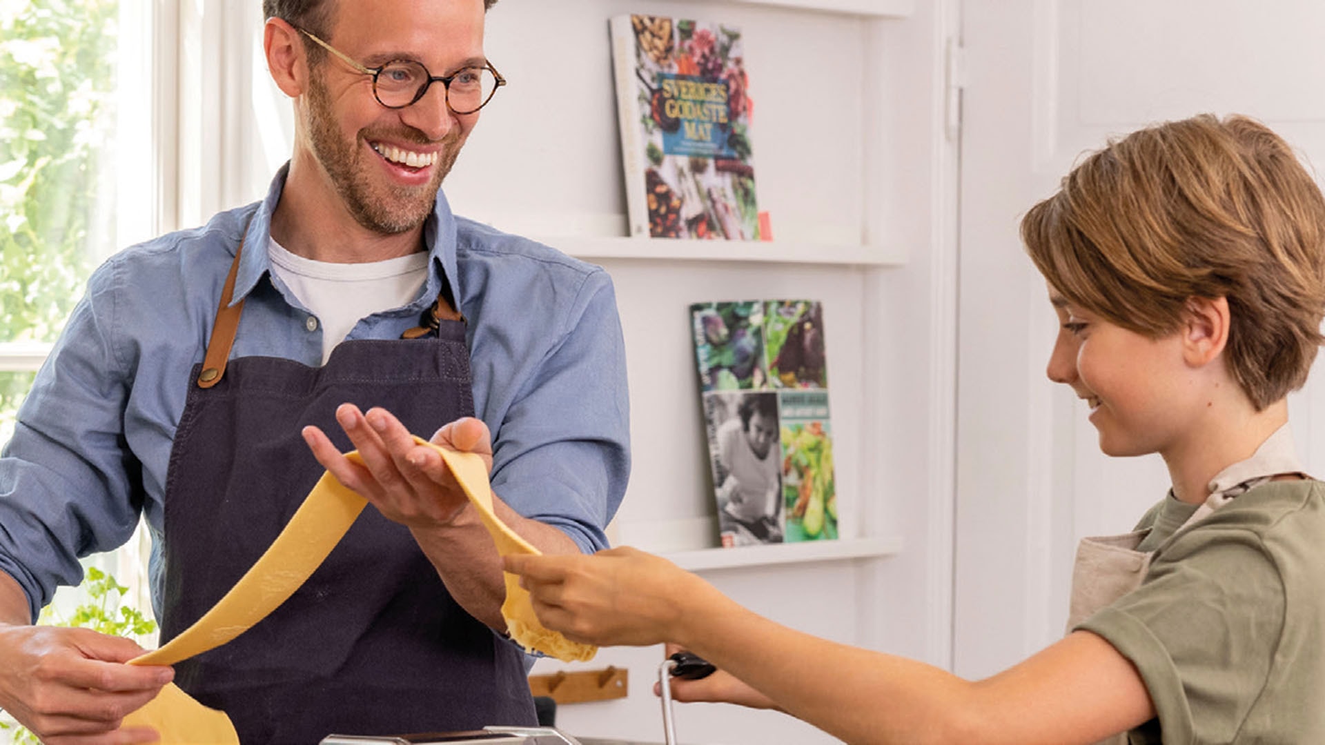 1920 nibe s1256 isä ja poika valmistavat ruokaa keittiössä