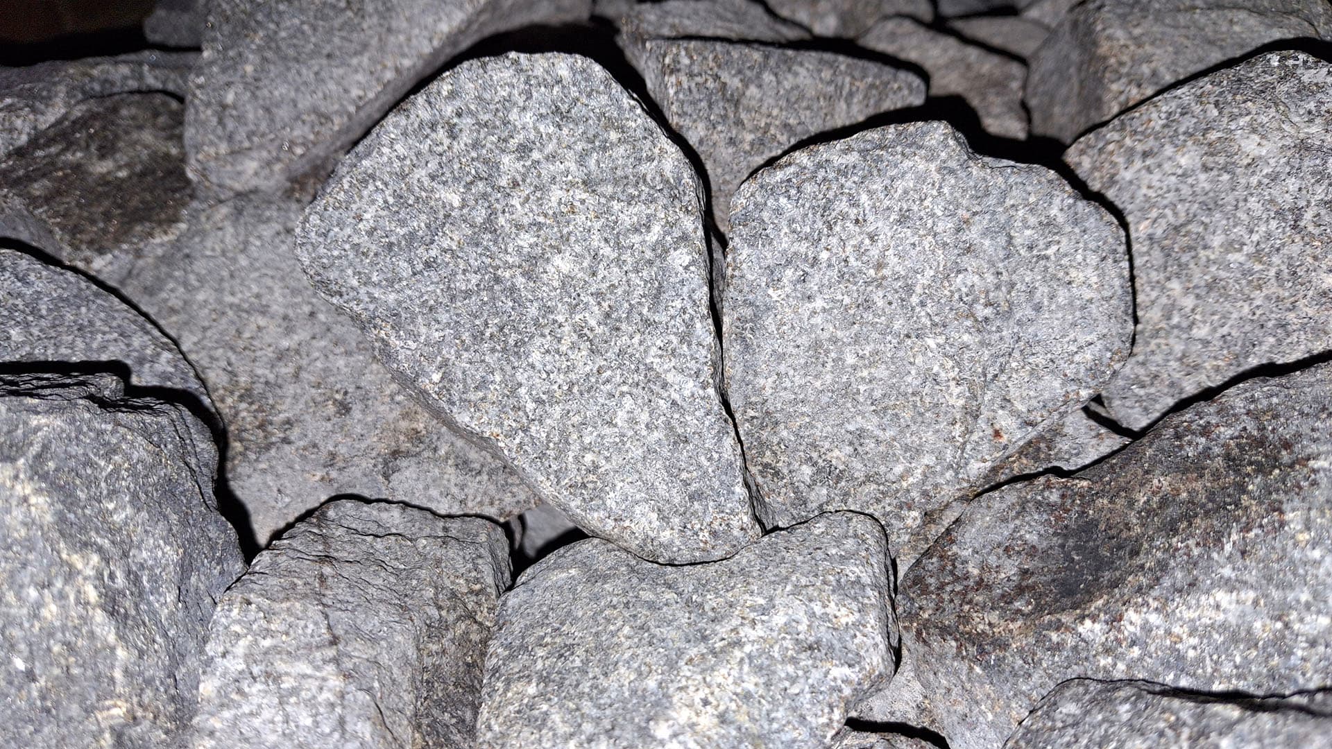 <p data-block-key="wva7e">Oliviinidiabaasi on suosittu vaihtoehto.</p>