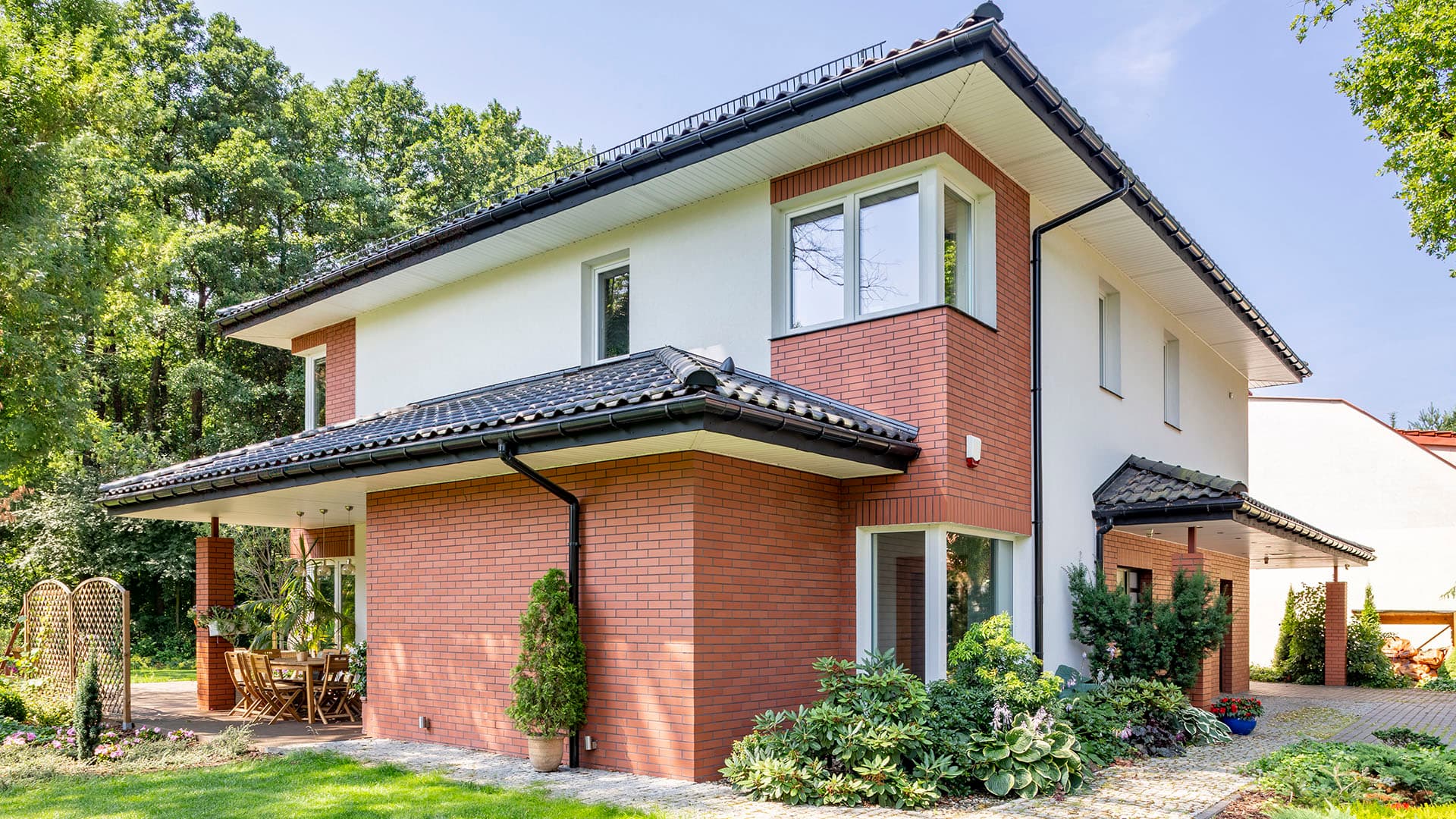 omakotitalo, jonka julkisivussa punatiiltä ja valkoista rappausta