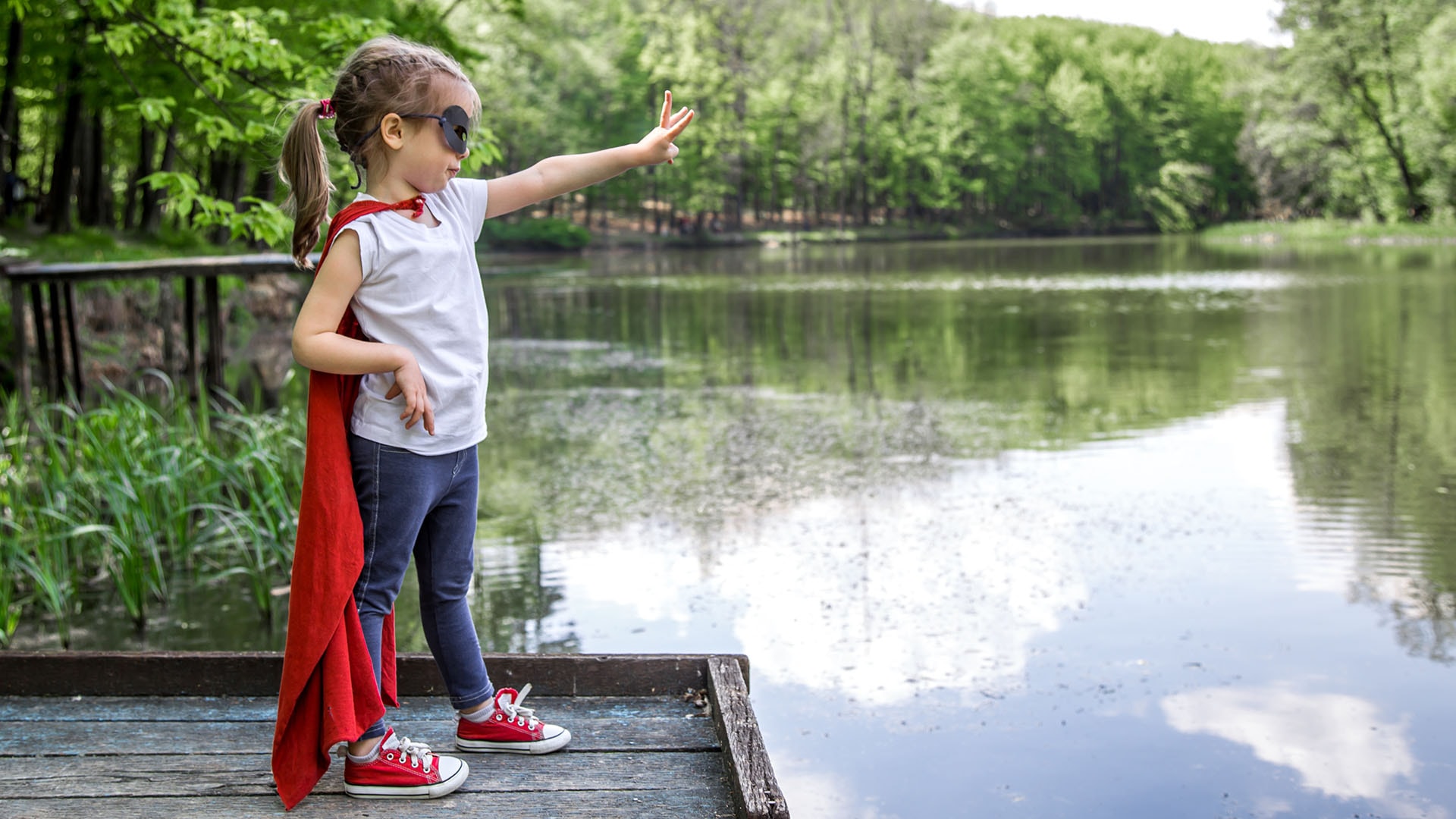 1920 pieni supersankari laiturilla punainen viitta harteillaan