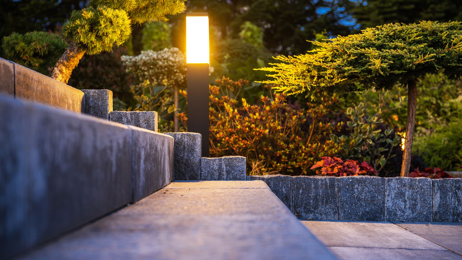 <p data-block-key="o8h9q">Erityisesti portaat on hyvä valaista turvallisen kulun takaamiseksi.</p>