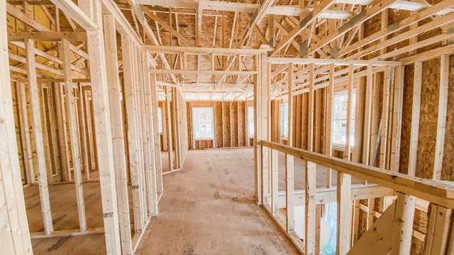 puurunko ja puurunkoiset väliseinät pystytettynä