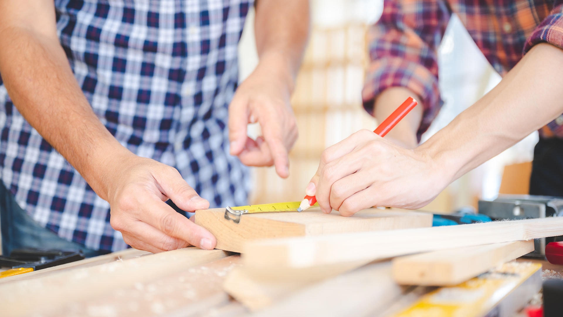 1920 puutöiden tekoa, mitataan kohdalleen kynällä ja mitalla
