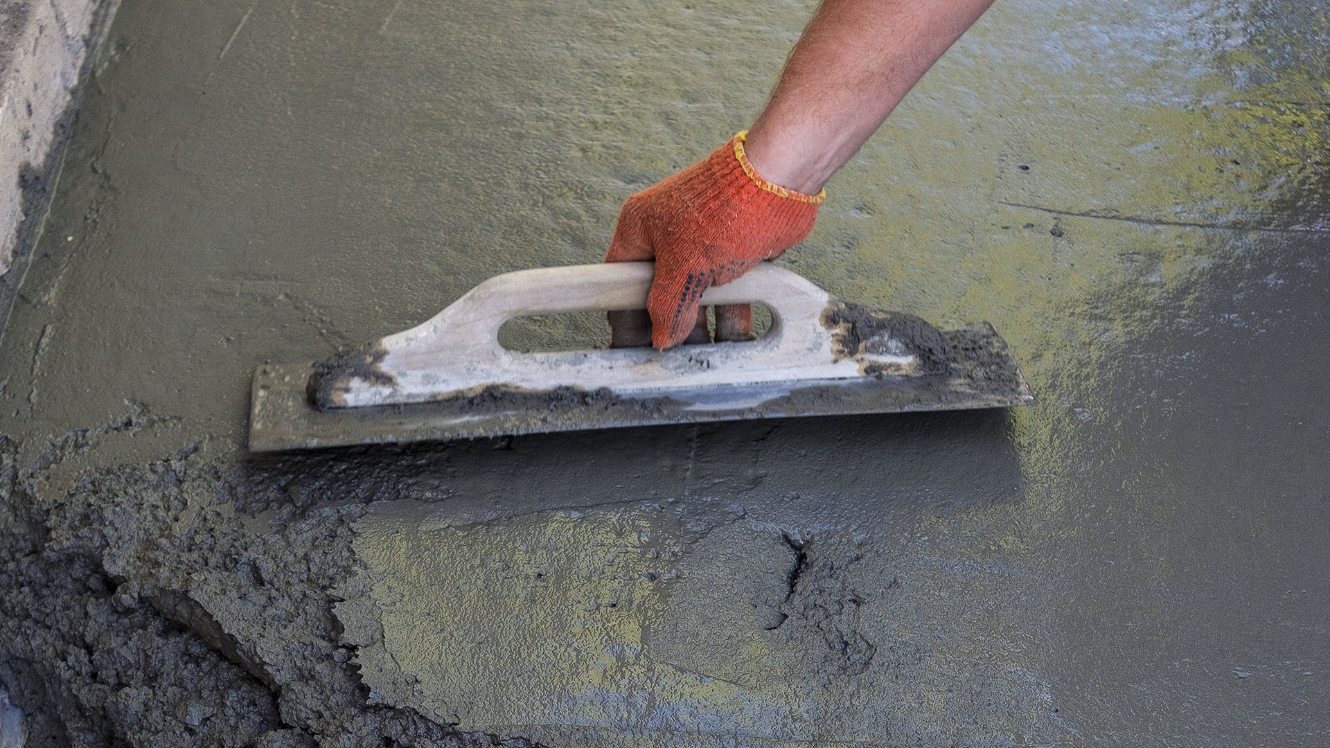 1920 rakentaja tasoittaa tasoitteen pintaa käsin