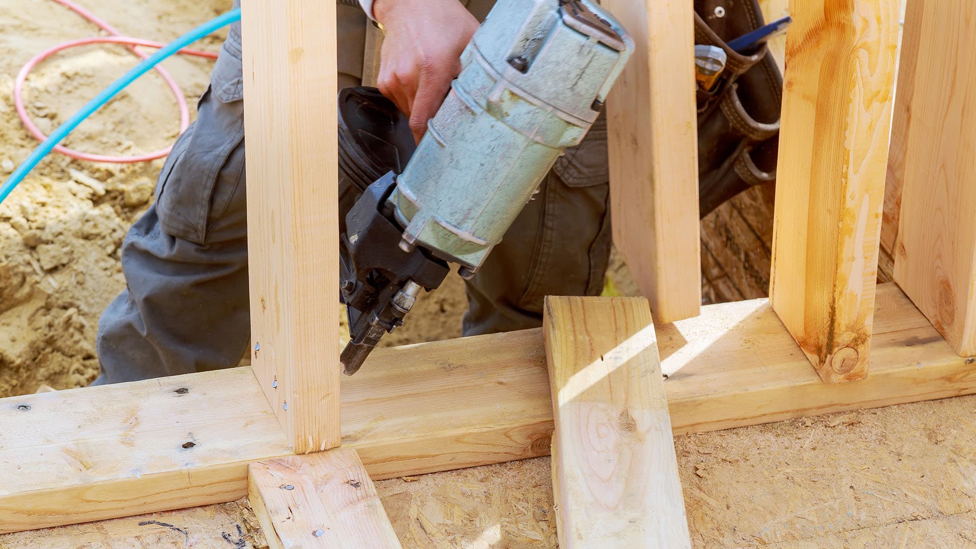 <p data-block-key="fzwhf">Puiset runkotolpat kiinnitetään tukevasti alajuoksuun vinonaulaamalla tai ruuvaamalla.</p>