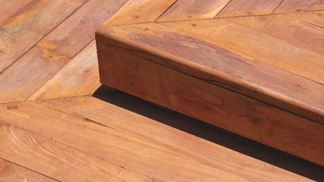 ruskean sävyiset puiset ulkoportaat