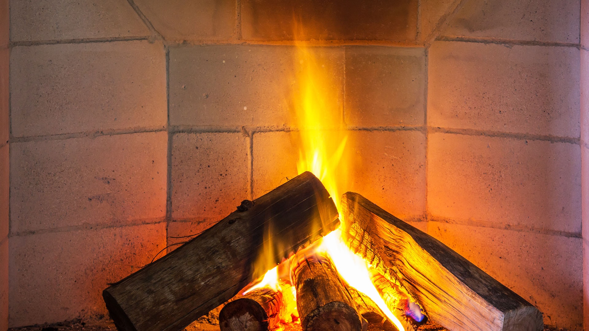 1920 tulipesä, jossa näkyy tulitiilet sekä palavia puita