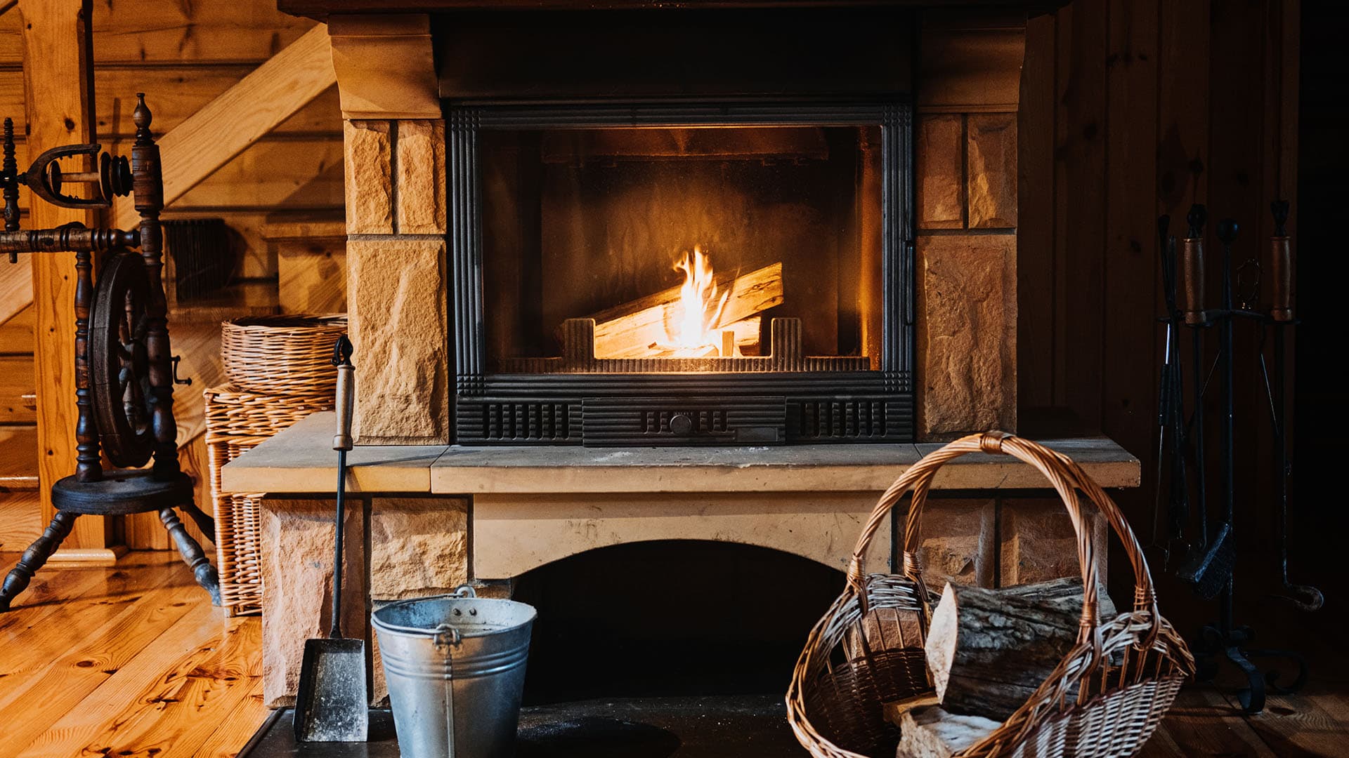1920 tulisija jonka edustalla halkoja ja välineet tuhkan poistamiseksi