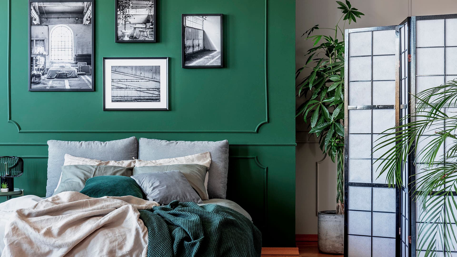 Tumma vihreä vaaleiden sävyjen parina makuuhuoneessa
