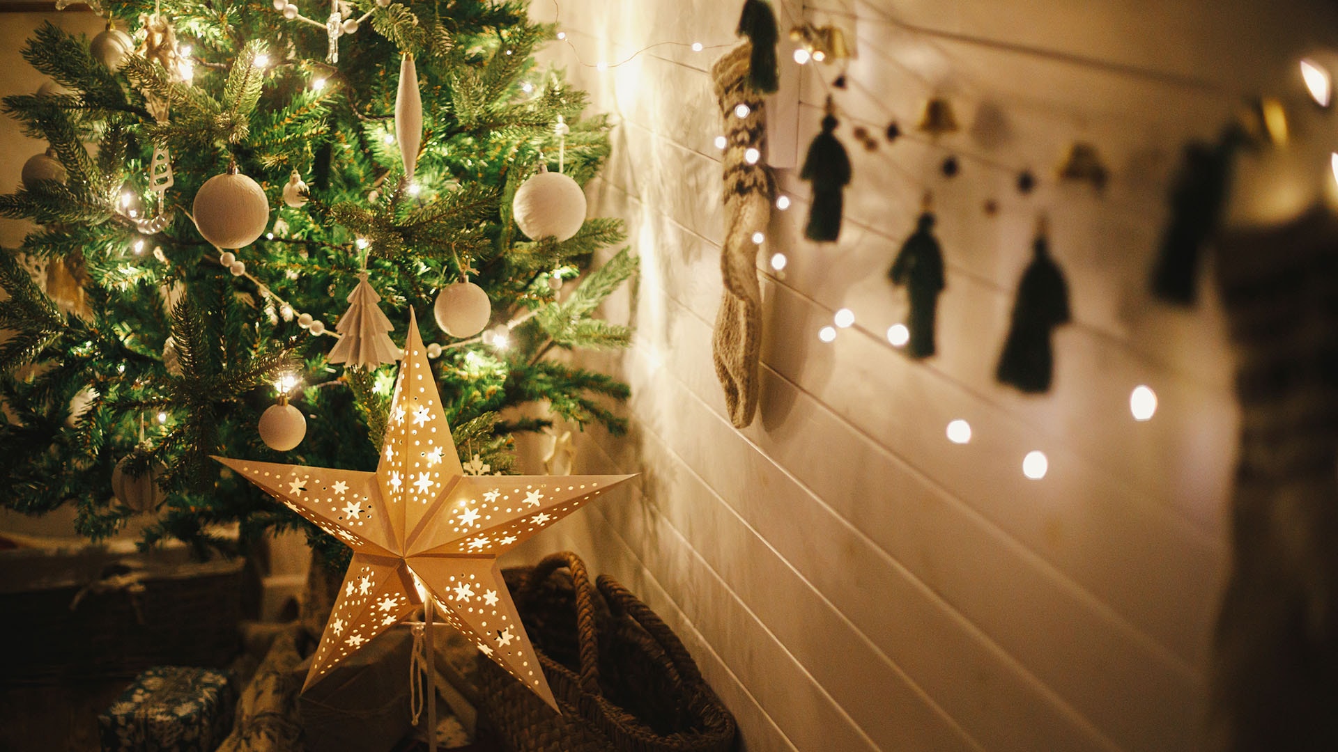 tunnelmallinen joulu, jossa valaistu tähti sekä koristeltu joulukuusi