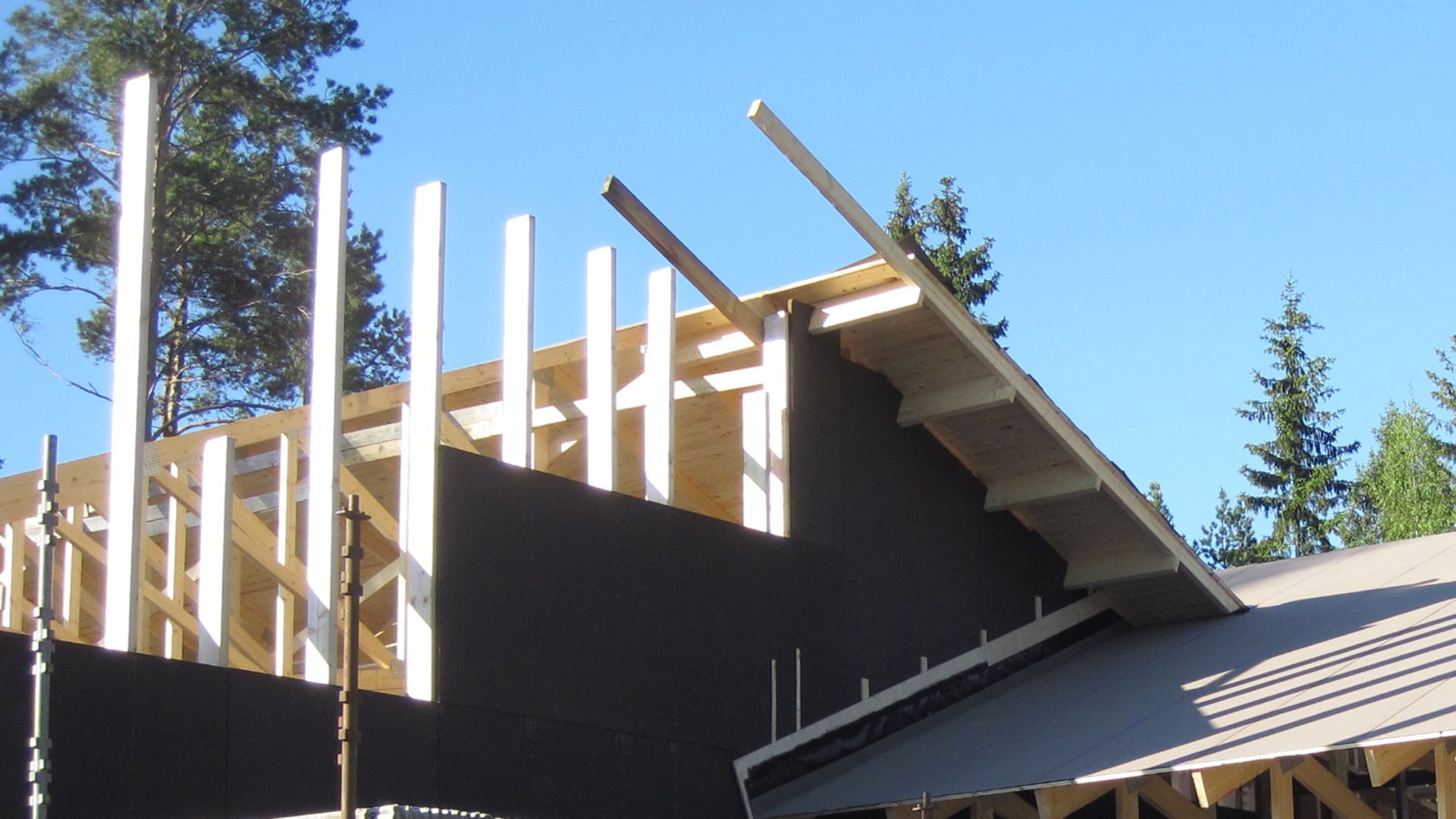 1920 tuulensuojalevyä asennettuna omakotitalo