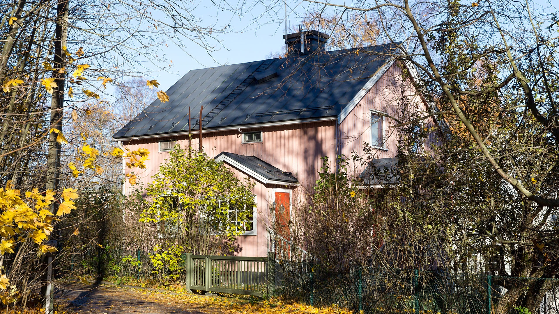 1920 vaalea rintamamiestalo syksyisessä maisemassa AdobeStock_94482245 (1)