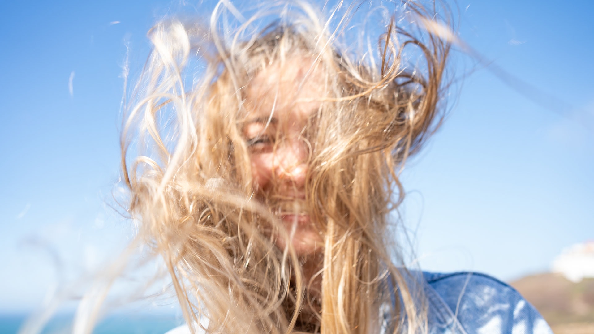 1920 vaaleahiuksinen nainen jonka hiuksia tuuli sekoittaa