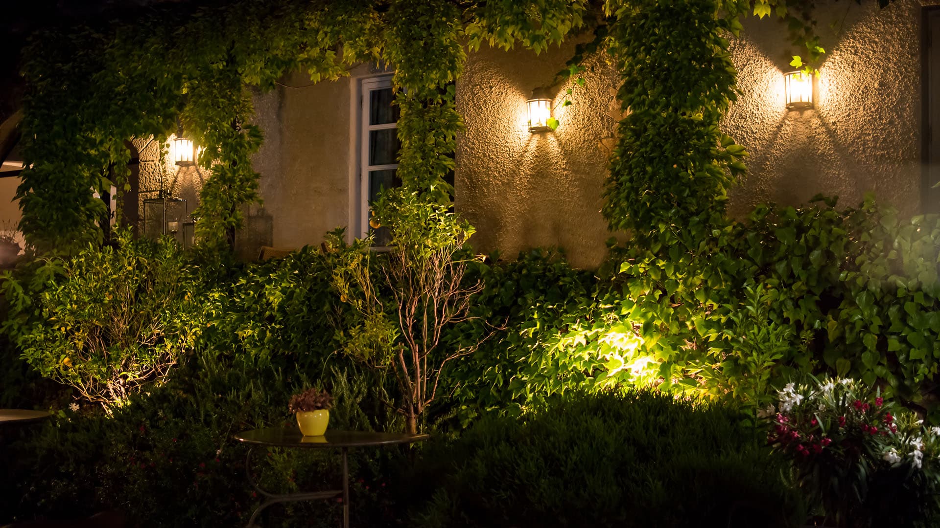 Aina julkisivun valaistuksen ei tarvitse valaista kirkkaasti, vaan se voi tuoda myös tunnelmaa.