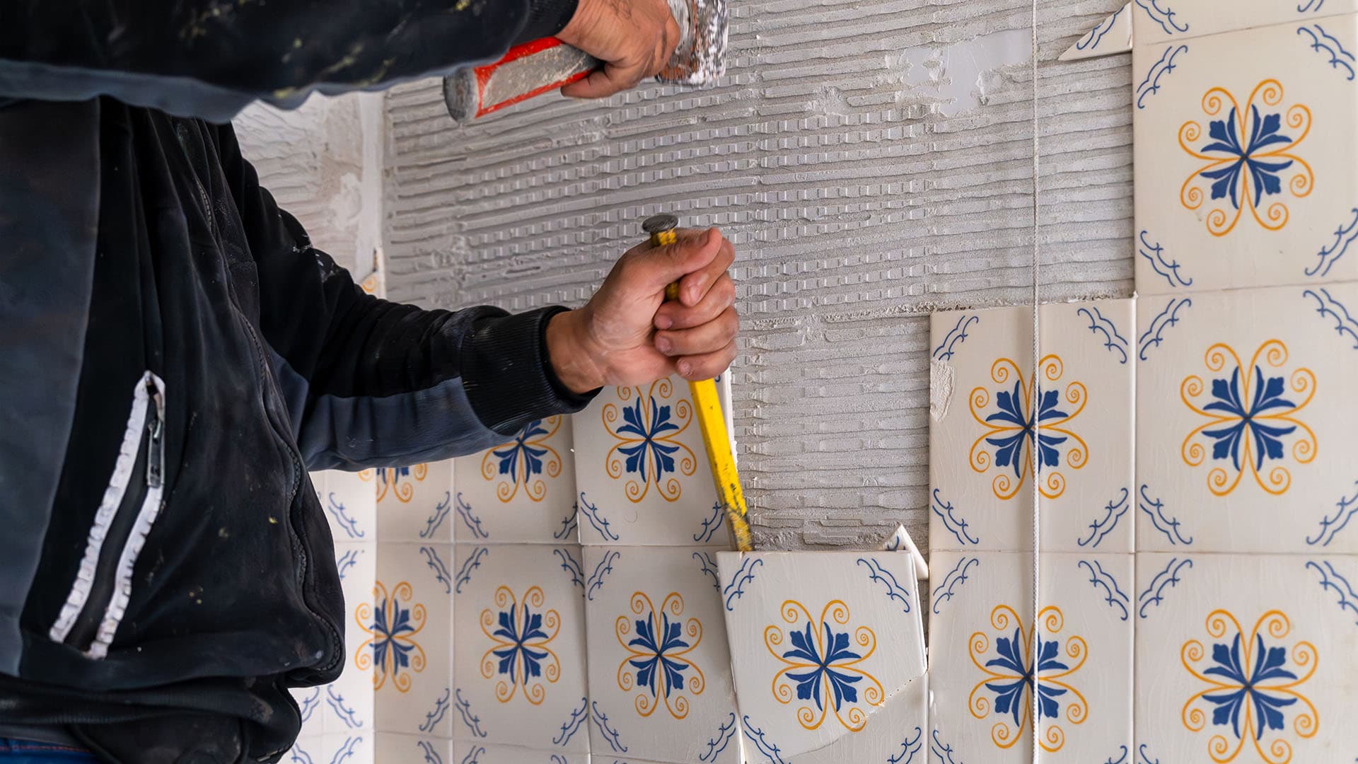 vanhojen seinälaattojen irrotus vasaralla ja kiilalla