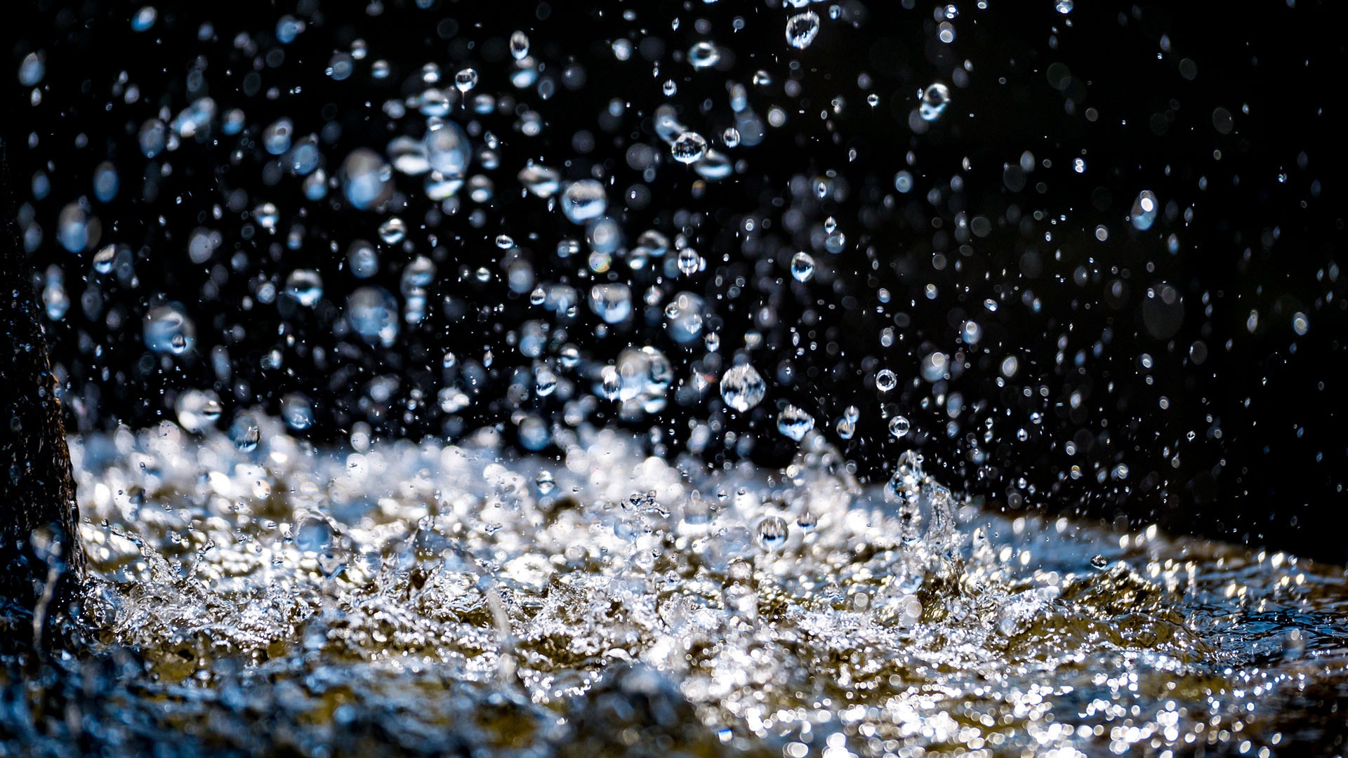 1920 vesipisaroita pomppii sateen voimasta ylöspäin