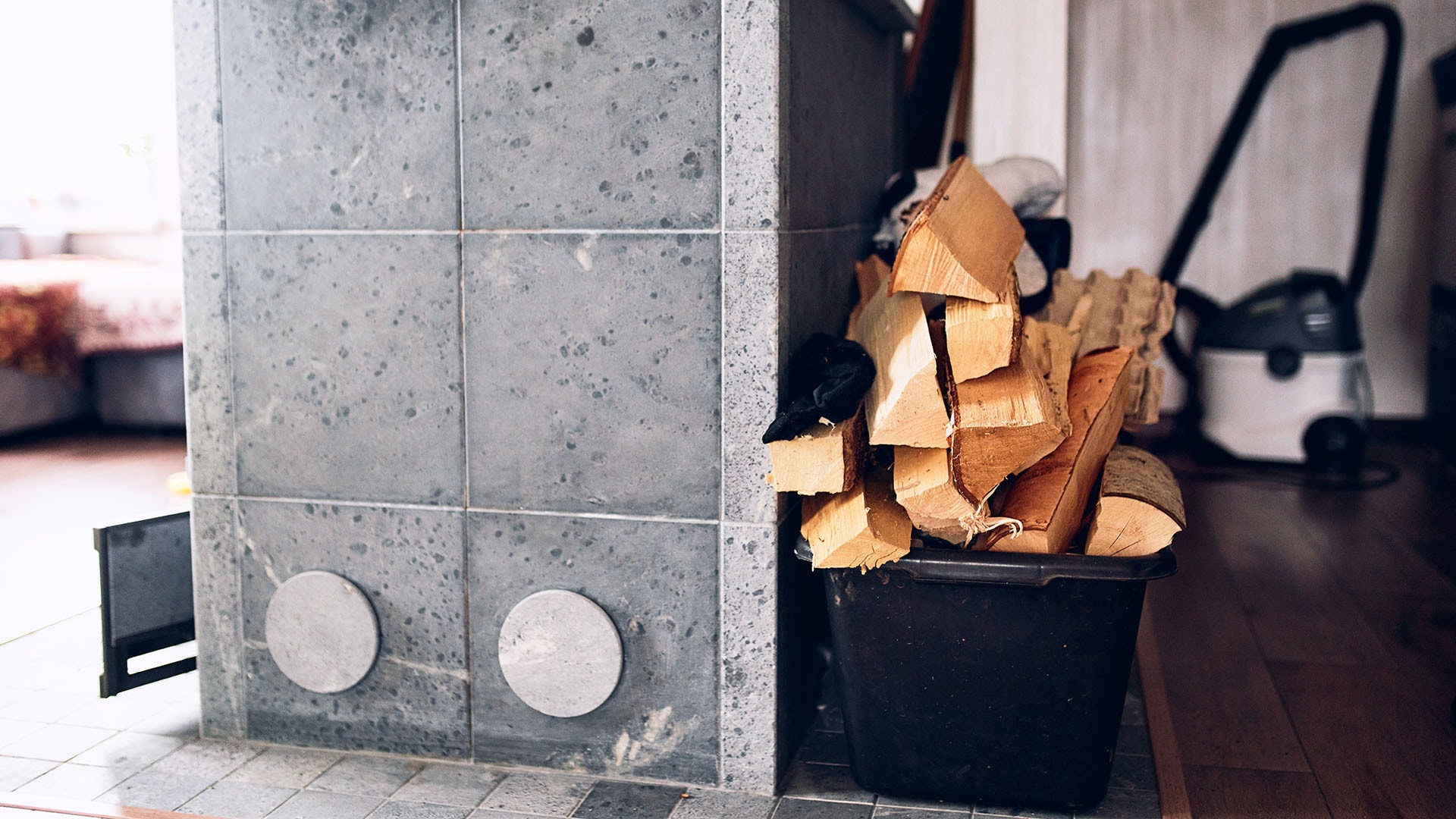 1920 vuolukivinen tulisija jonka vieressä on laatikollinen polttopuita