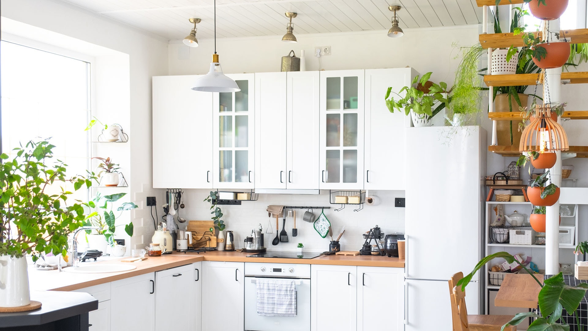 1920 yleiskuva valkoisesta keittiöstä jossa iso ikkuna tuo valoa