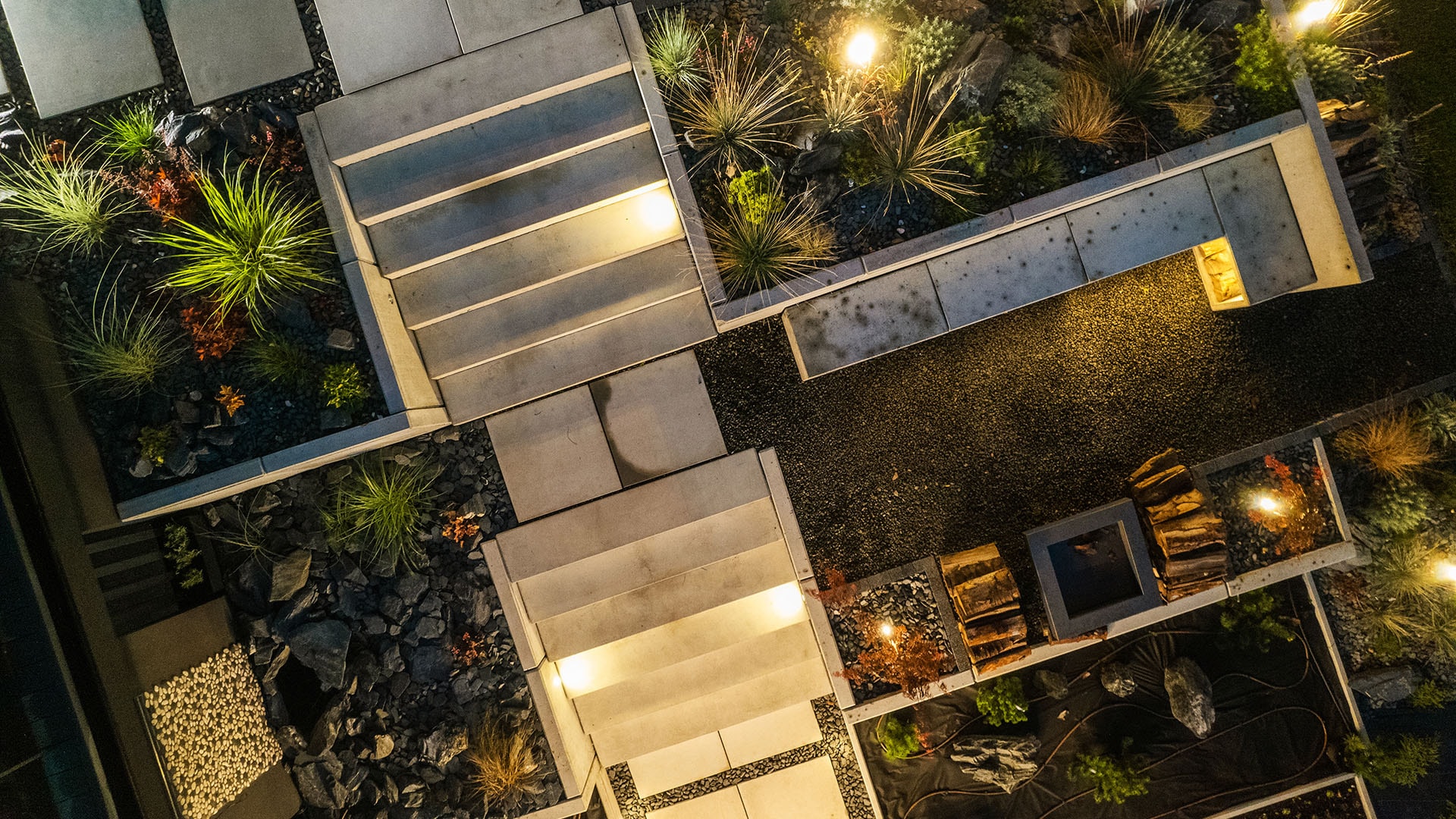 1920 yöllinen ilmakuva valaistusta pihasta jossa portaita ja eri tasossa olevia ratkaisuja