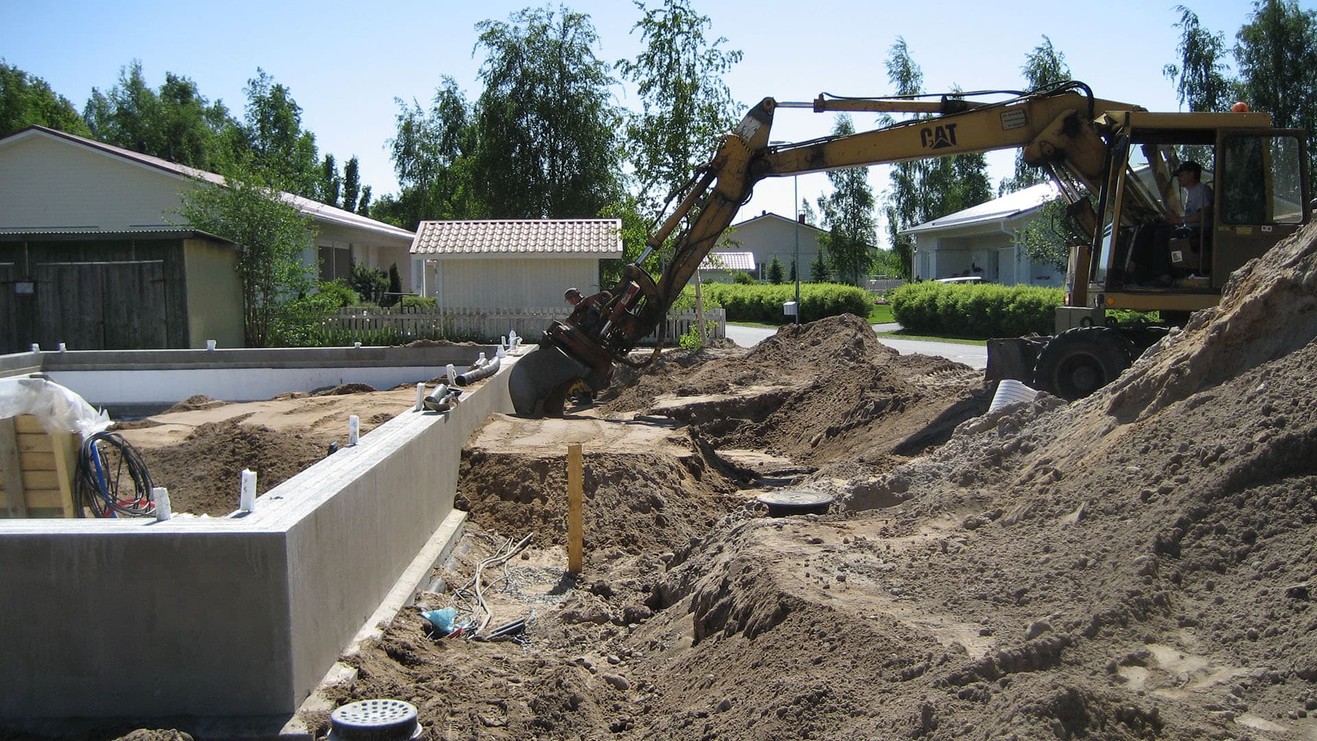Omakotitalotyömaan perustusten täyttö