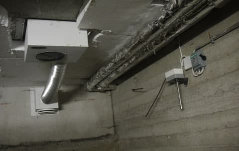 <p data-block-key="guf21">Anturi ohjaa katossa olevaa VELCO APT -puhallinta, joka puhaltaa kostean ilman ulos. Uutta korvausilmaa tulee seinässä olevan ulkoyksikön alaosassa olevan korvausilmaventtiilin kautta.</p>