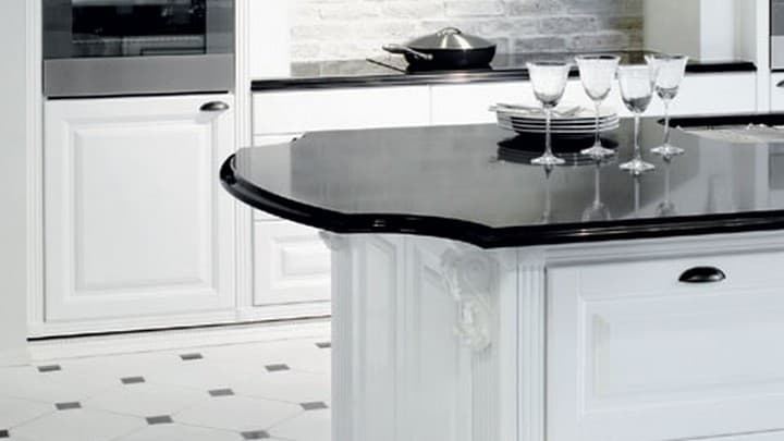 <p data-block-key="e62bk">Petra-keittiön kivitaso. Reunahionnalla ja muodoilla saadaan näyttävyyttä keittiöön. Hyvän suunnittelun merkitys korostuu herkullisissa yksityiskohdissa.</p>