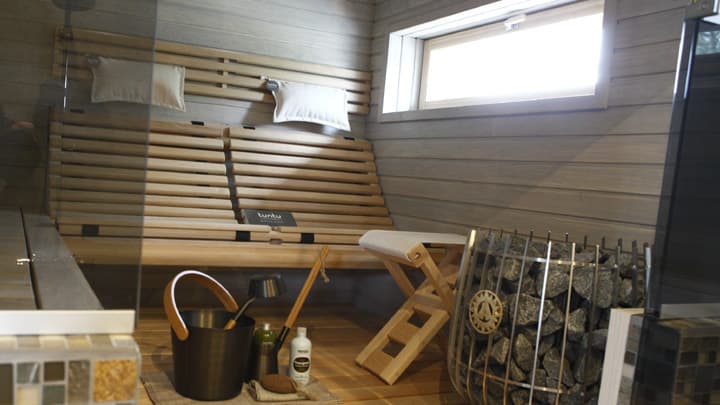 <p data-block-key="998ld">Saunan lauteet voivat olla rohkeasti erilaiset, kun tilan pitää muuten pelkistettynä.</p>