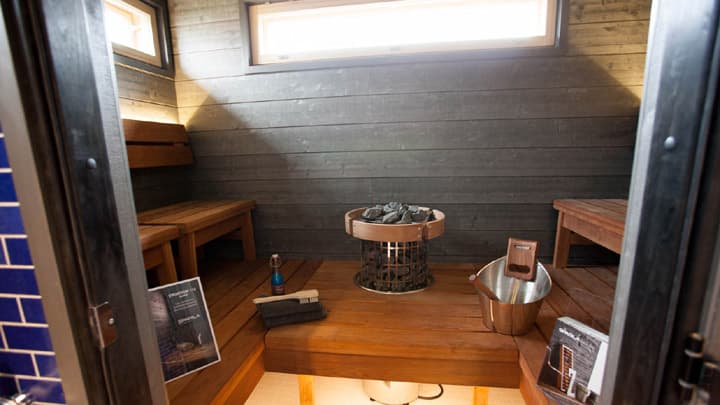 <p data-block-key="vzton">Saunan vaalean harmaa seinäpaneeli on 176 mm leveää struktuuri-paneelia. Lauteet on tehty lämpökäsitellystä haavasta.</p>