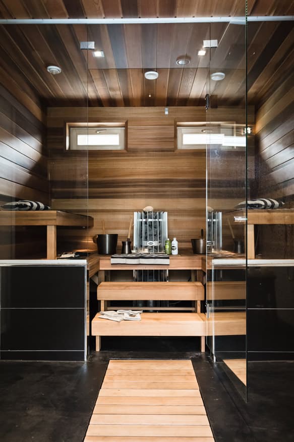 <p data-block-key="lyca7">Jättituija laudemateriaalina tuo erilaista ilmettä saunaan. Lauteet on sijoitettu siten, että saunojat ovat kasvotusten. Saunaan johtaa puuritiläpolku.</p>