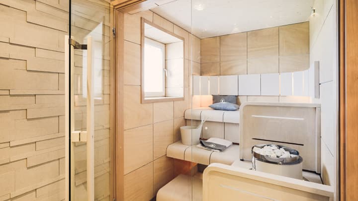 <p data-block-key="2bszi">Tämä kerrostaloasuntoon sijoitettu moderni sauna on raikas. Saunassa on käytetty fuma-levyä.</p>