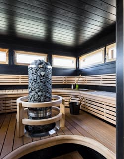 <p data-block-key="7s0rc">Saunaan valittiin leveä tumma paneeli sekä vaaleat lauteet.</p>