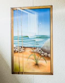 <p data-block-key="1ktsv">Pesuhuoneen seiniä koristavat Ville Tanhualan ruiskumaalaamat taideteokset.</p>