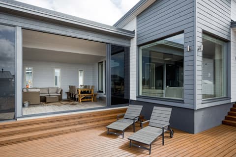 <p data-block-key="mhevl">Lasiterassi yhdistää huvila-rakennuksen sekä saunan.</p>