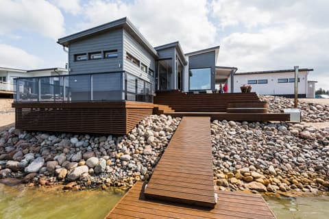 <p data-block-key="1i8l8">Rakennus sijoitettiin niin, että kylmä pohjoistuuli ei pääse puhaltamaan terassille.</p>