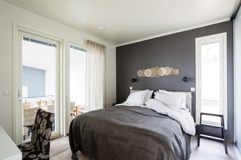 <p data-block-key="9n8yn">Päämakuuhuone on tilava ja valoisa. Parasta on näköala ikkunoista.</p>