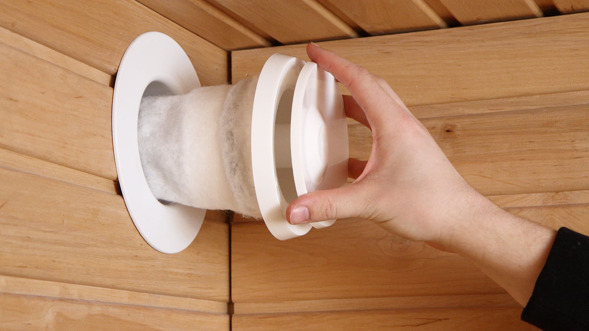 <p data-block-key="lbwar">Sähkökiukaallisessa löylyhuoneessa korvausilmaventtiilin oikea paikka on kiukaan sivulla tai yläpuolella, 40 – 60 cm kiukaan kivipinnan yläpuolella.</p>