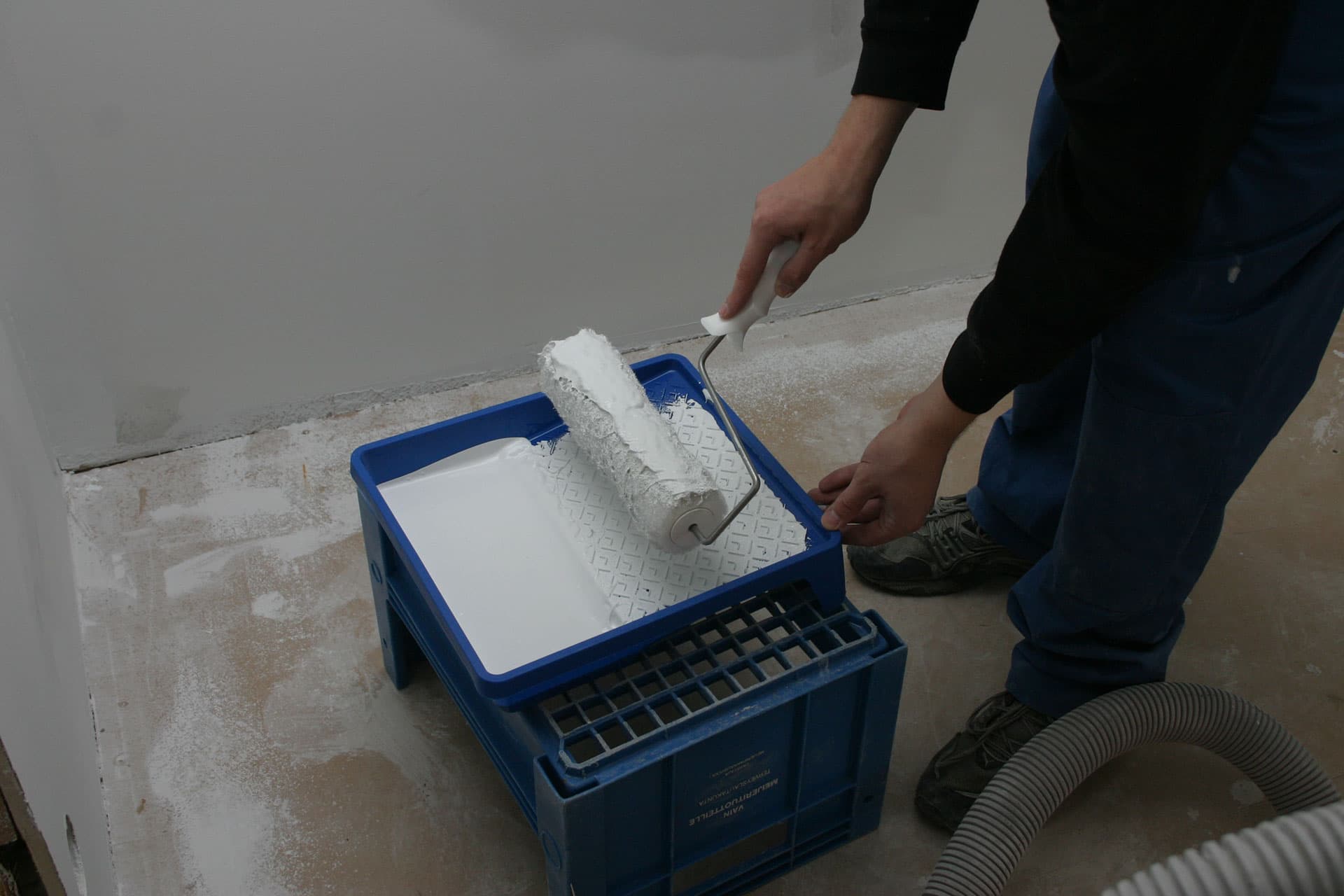 <p data-block-key="dzc2c">Maalia kaadettuna maalauslaatikkoon.</p>