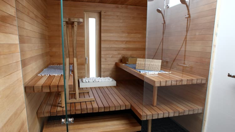 <p data-block-key="jhz7j">Tästä saunasta ja pesutilasta löytyy paljon luonnonvaloa, kohde 18, Honka Savukvartsi.</p>