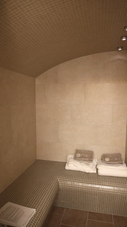 <p data-block-key="w2f9a">Rentoutua voi vaikka höyryhuoneessa. Kohde 23, Ainoakoti Feeniks.</p>