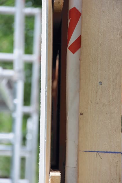 <p data-block-key="1e679">Vanhan rakenteen päälle asennettiin ensin 40 mm paksu mineraalivilla ja sen päälle pystyverhouksen osalle ristiinkoolatut 22x100 mm laudat k-600 jaolla. Vaakaverhoilun kohdalle asennettiin 22x100 mm:n laudat tuplana.</p>