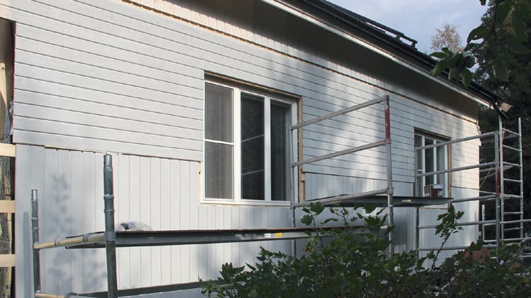 <p data-block-key="d95n4">Ulkoverhouslauta UTV 23x120 on alaosassa pystyverhouksena, väliin vaakaverhous ja yläosaan jälleen pystyverhouksena. Verhouslaudan profiili sopii tähän ratkaisuun hyvin, sillä sitä voidaan käyttää sekä pysty- että vaakaverhouksissa.</p>