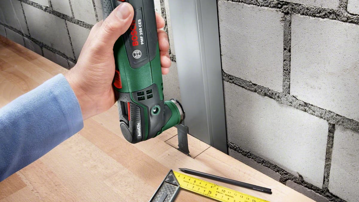 <p data-block-key="at5er">Boschin monitoimityökalulla onnistuu leikkuutyöt tilassa johon ei mikään muu työkalu mahtuisi.</p>