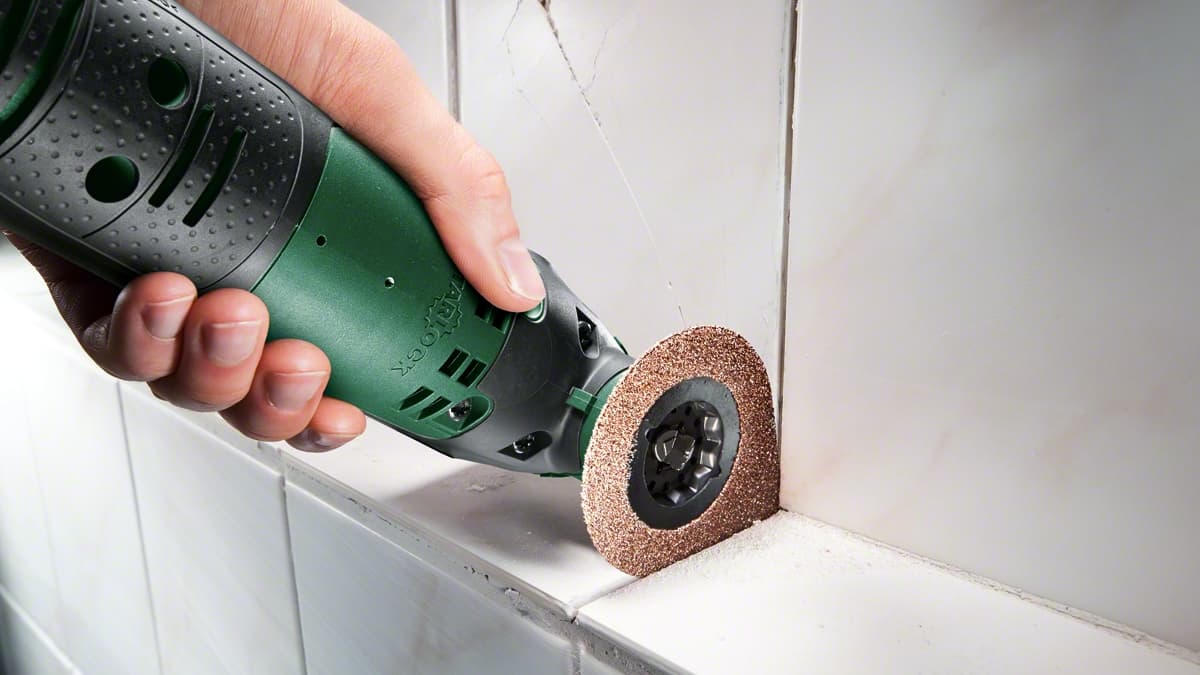 <p data-block-key="y5fy7">Sauma materiaalin poisto onnistuu tehokkaasti ja turvallisesti laattoja vahingoittamatta Boschin monitoimityökalun avulla.</p>
