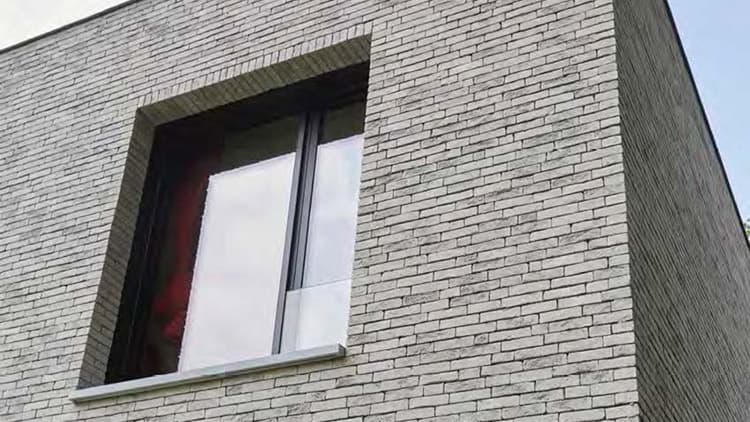 <p data-block-key="3l2kv">Julkisivumuuraus ohuella, vain 4-6 mm paksulla saumalla muuttaa oleellisesti tiilijulkisivun ilmettä. Ohutsauman kanssa käytetään tyypillisesti sekalimitystä. Kuvan tiili Agora Agaatgrijs.</p>