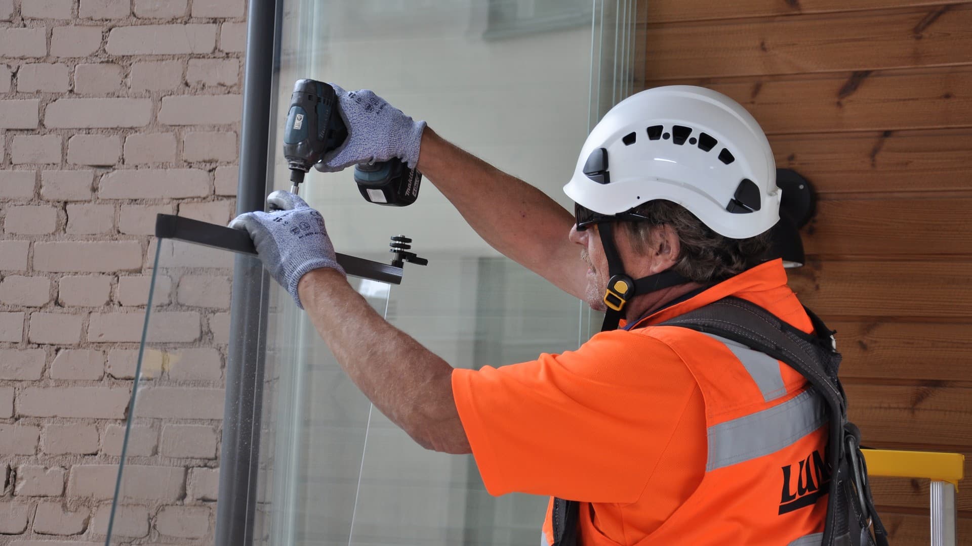 Muista huollattaa parvekelasit säännöllisesti