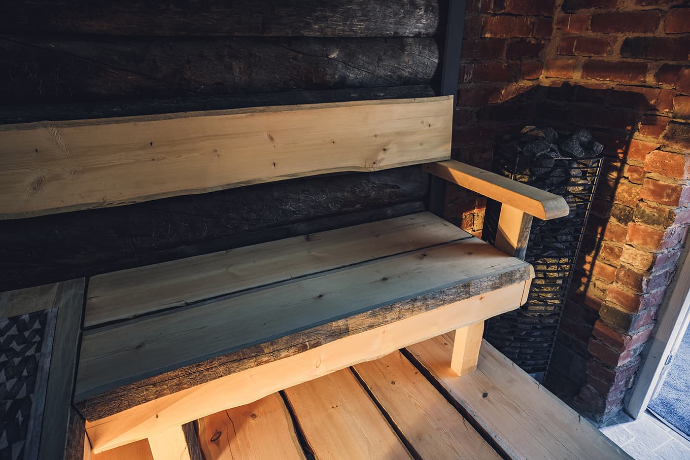 <p data-block-key="d331l">Bunkkerissa on kelopuusauna.</p>