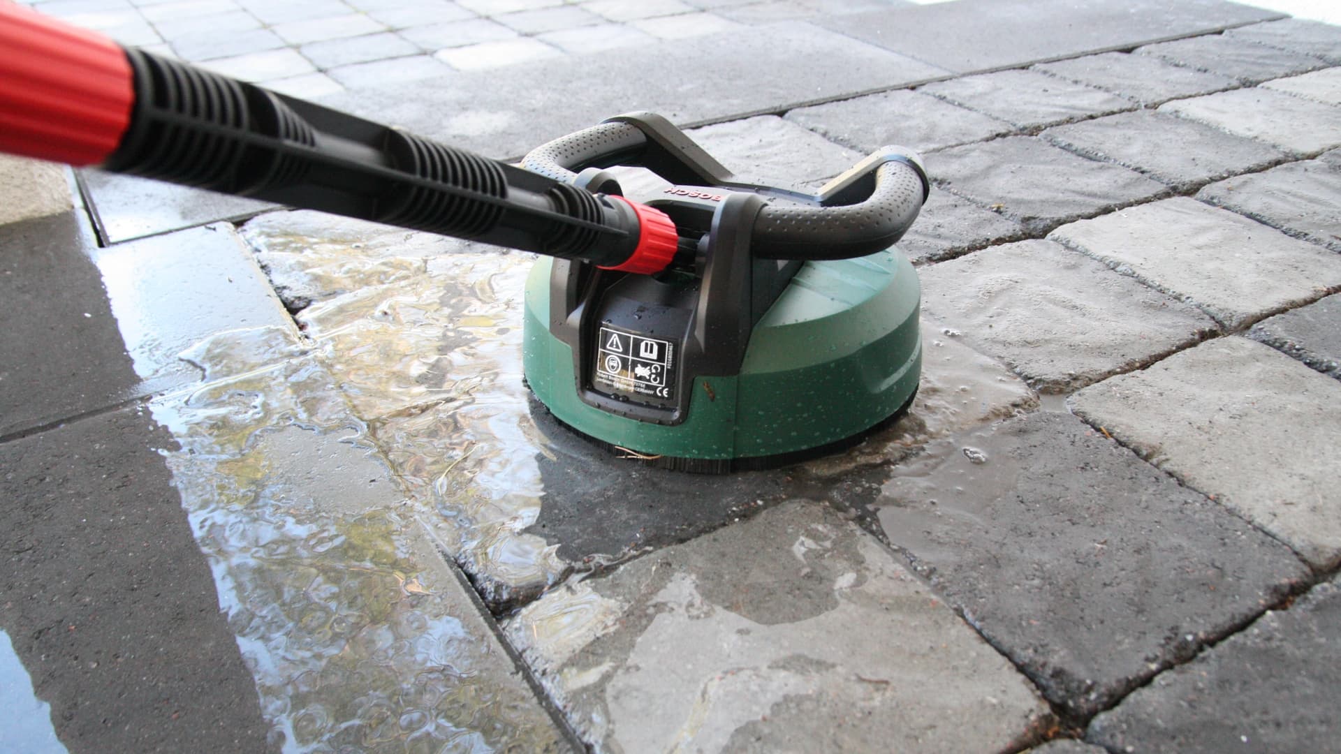 <p data-block-key="t41bm">Boschin painepesurilla puhdistat myös kivetyksen ja terassin</p>
