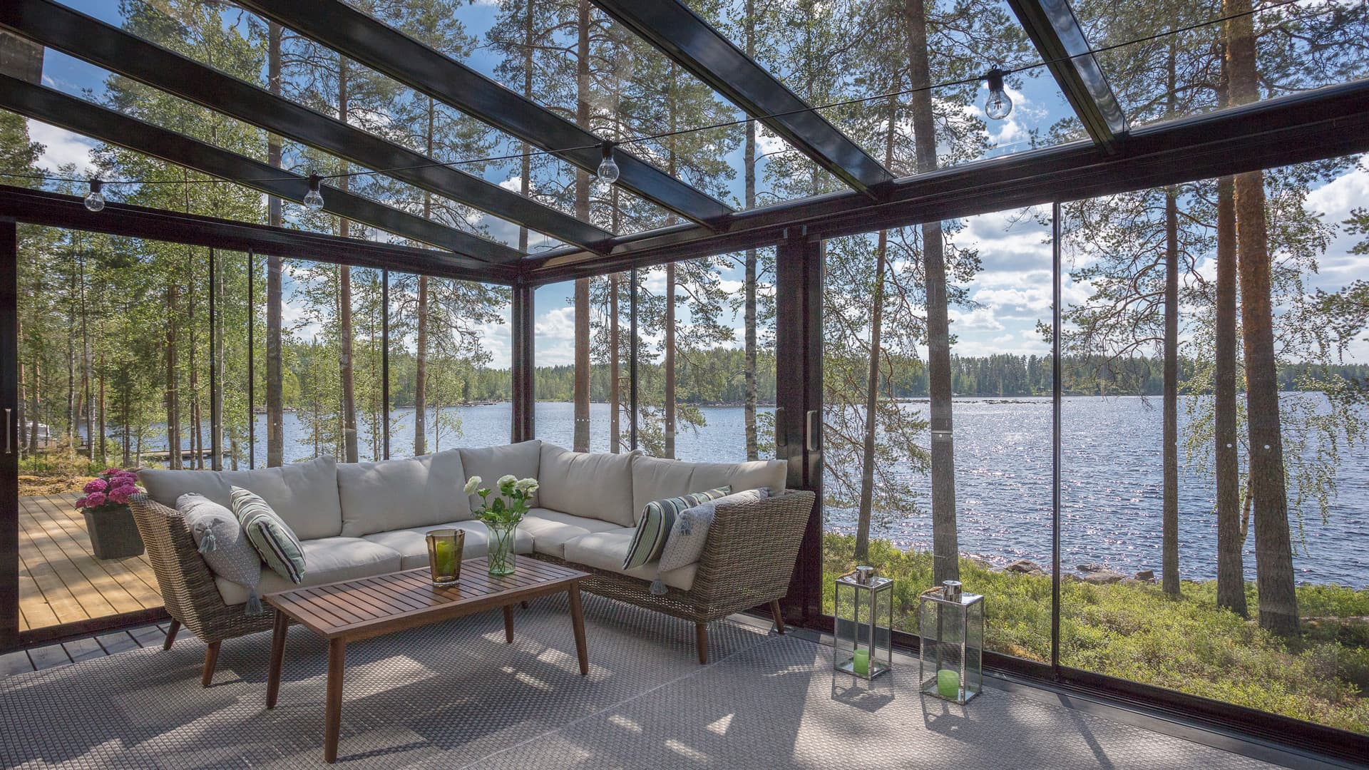 Terassielämää säältä suojassa